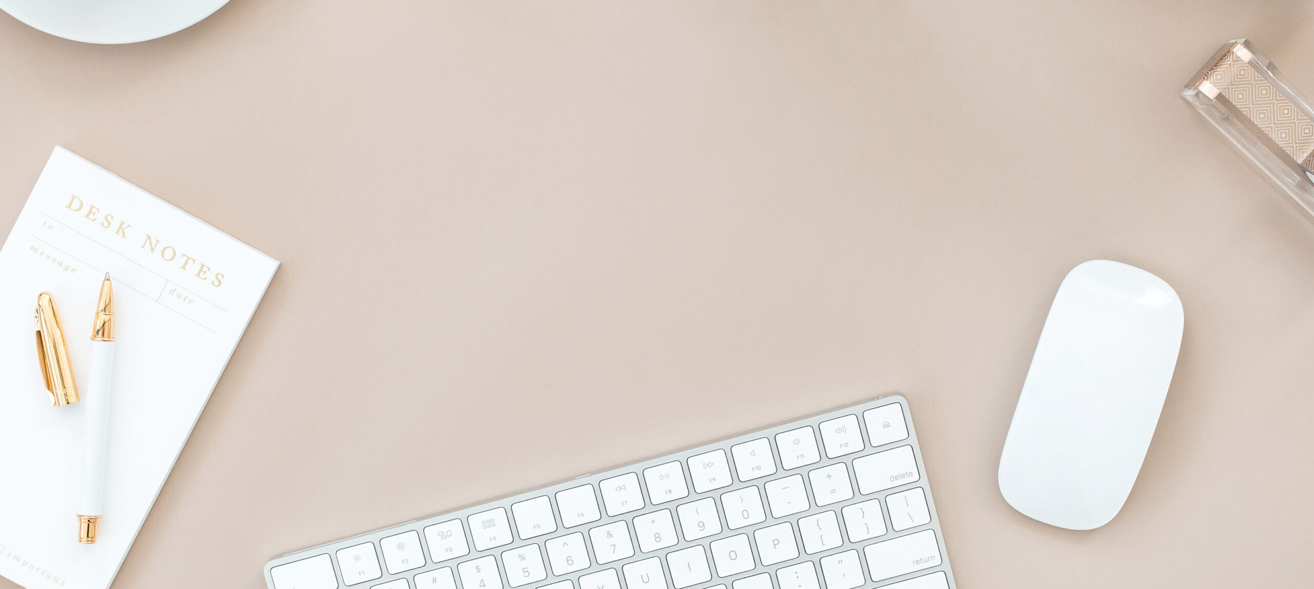 desk accessories for blogging, like a keyboard and mouse