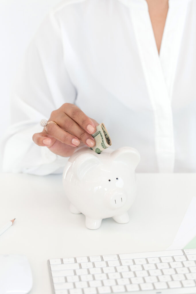 bloggers make money and put in piggy bank
