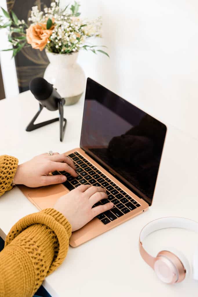 the bet blogging tools for bloggers like macbook pro and yeti microphone